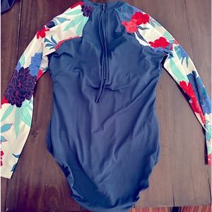 Avia Women’s Large one piece long sleeve swimsuit with a zipper back.